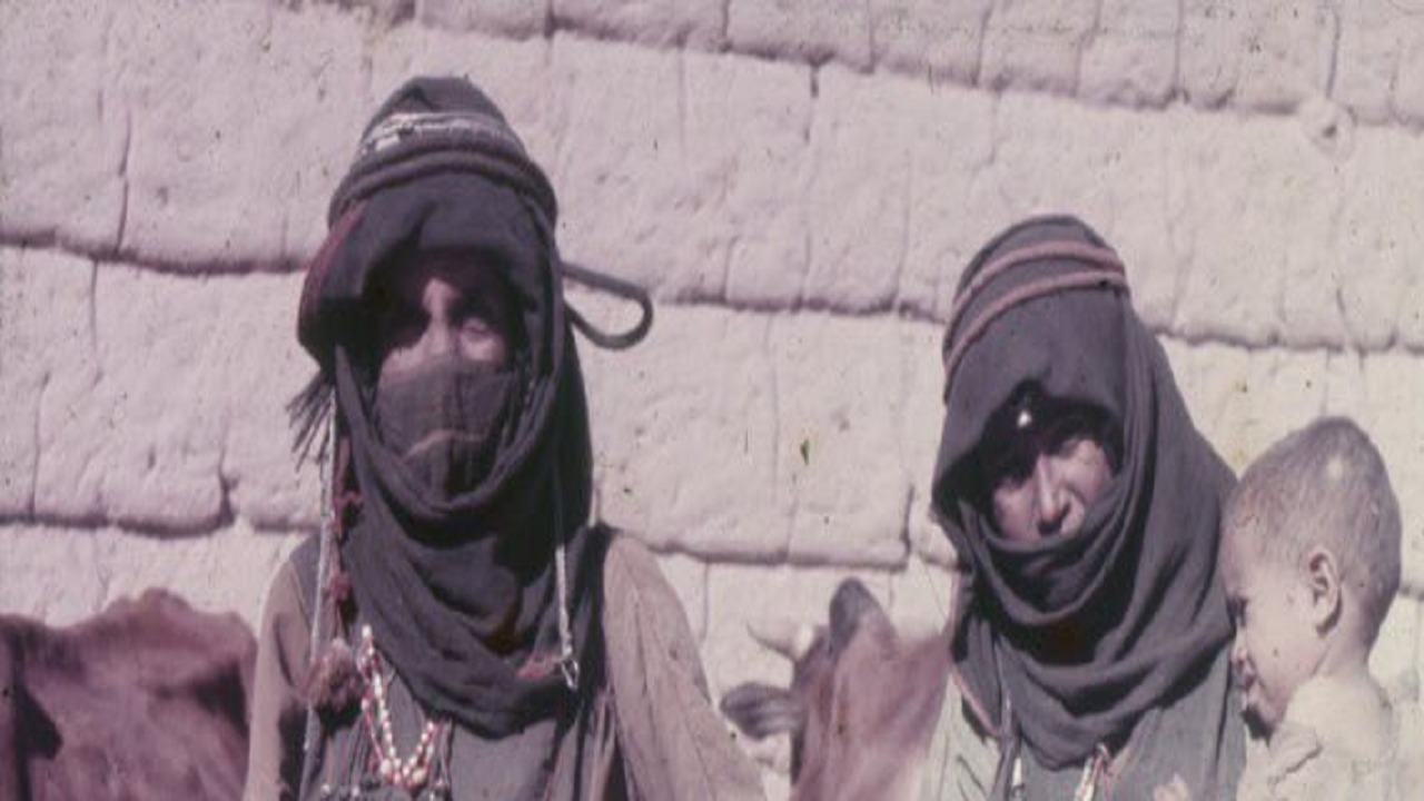 لقطة توثيقية لنساء وأطفالهن في محافظة طريب بعسير عام 1951م