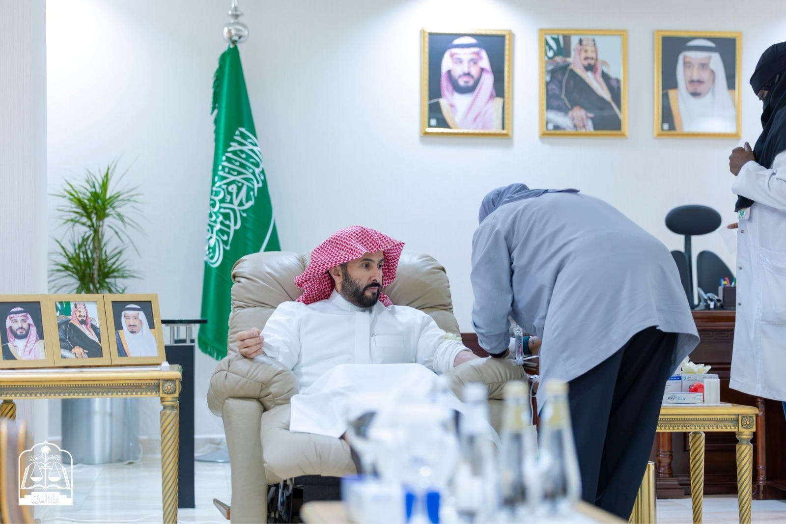وزير العدل يتبرع بالدم تفاعلا مع مبادرة ولي العهد..صور