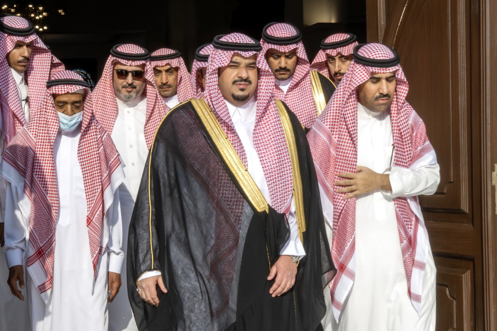 نائب أمير الرياض يؤدي صلاة الميت على عبدالرحمن المقيرن..صور