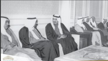لقطة تاريخية توثق استقبال الملك سلمان لولي عهد عجمان ونائب حاكم أم القيوين عام 1970