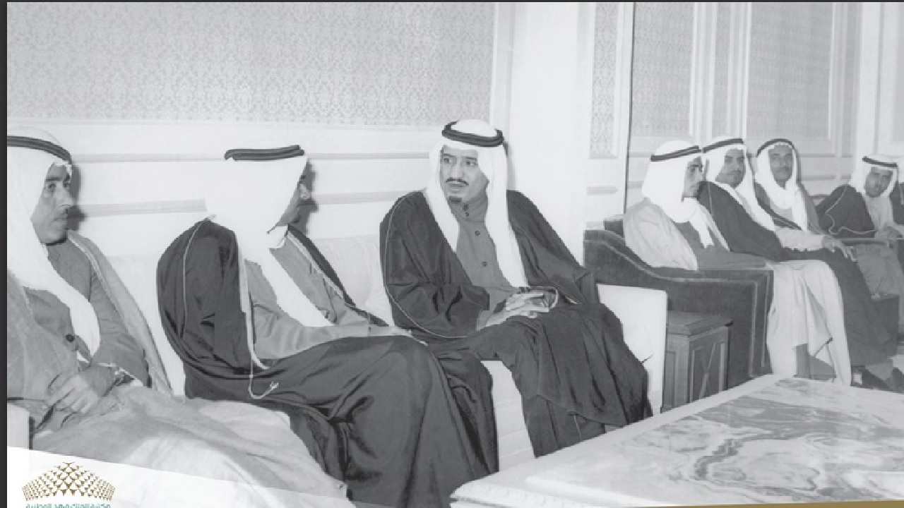 لقطة تاريخية توثق استقبال الملك سلمان لولي عهد عجمان ونائب حاكم أم القيوين عام 1970