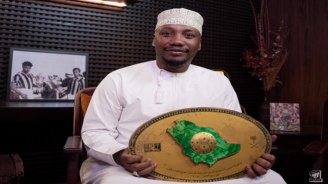 كريات الذهب والبطولات.. النجم العماني أحمد حديد يزور نادي الاتحاد ويلتقط الصور مع كؤوس مسيرته الذهبية مع العميد.. صور