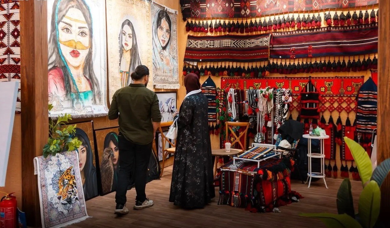 أم السدو تستعرض خبرة أكثر من 60 عاما في حفظ الموروث السعودي.. صور