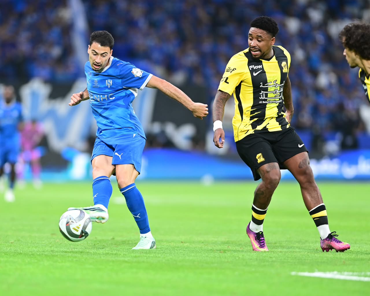 الهلال يحسم الكلاسيكو بثلاثية في مرمى العميد..صور