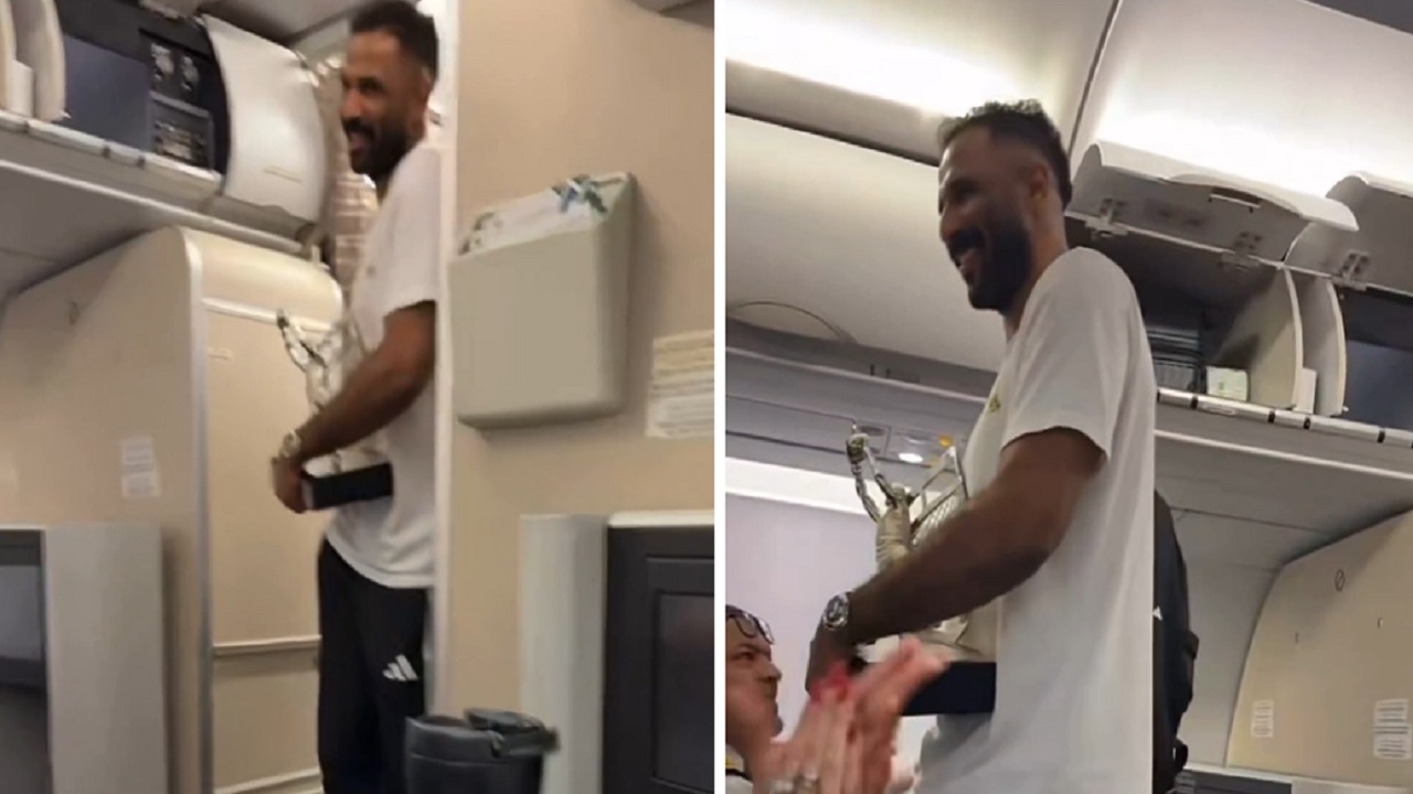 استقبال حافل وتصفيق حار لـ محمد العويس على متن الطائرة بعد تتويج الأخضر بـ “خليجي 27”.. فيديو