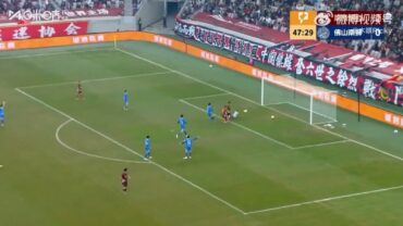 أغرب لقطة في تاريخ الدوري الصيني بدخول كرتين الشباك في وقت واحد.. فيديو