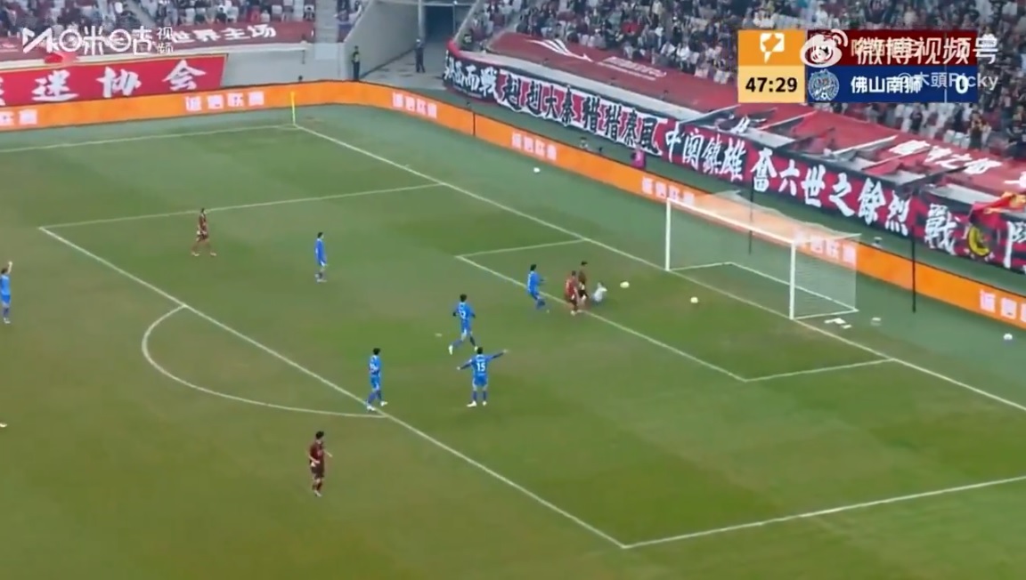 أغرب لقطة في تاريخ الدوري الصيني بدخول كرتين الشباك في وقت واحد.. فيديو