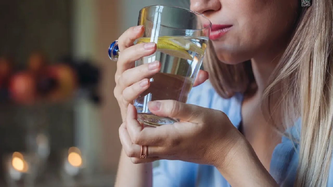 اختصاصية تحسم الجدل حول حرارة الماء المناسبة للترطيب اليومي