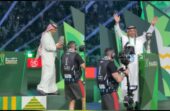 الأسطورة يوسف الثنيان يضع كأس الخليج استعداداً لرفعه من قِبل الأبطال.. فيديو