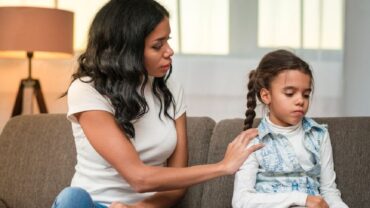 5 علامات لدى المراهق تستدعي تدخلاً فورياً من الوالدين.. فيديو