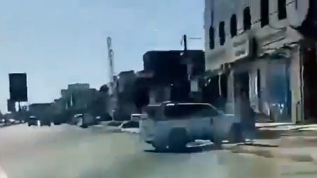 خلو مدينة المخا من المليشيات.. هروب جماعي لعناصر الحوثي الإرهابية بعد السيطرة على الساحل الغربي وباب المندب.. فيديو