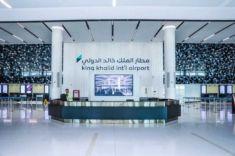 استشهاد 3 مواطنين وإصابة آخرين إثر استهداف مطار الملك خالد وطائرة للخطوط السعودية