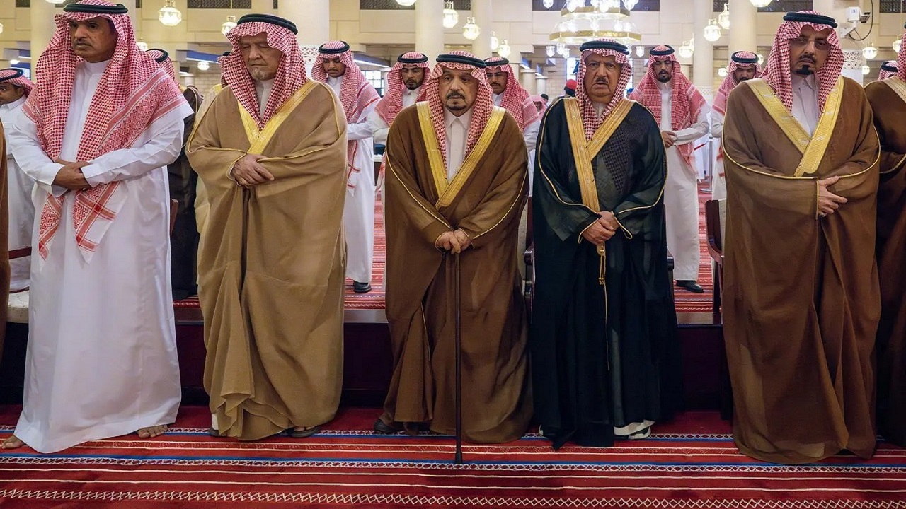 أمير الرياض ونائبه يؤديان صلاة الميت على الأميرة الجوهره بنت فهد.. صور