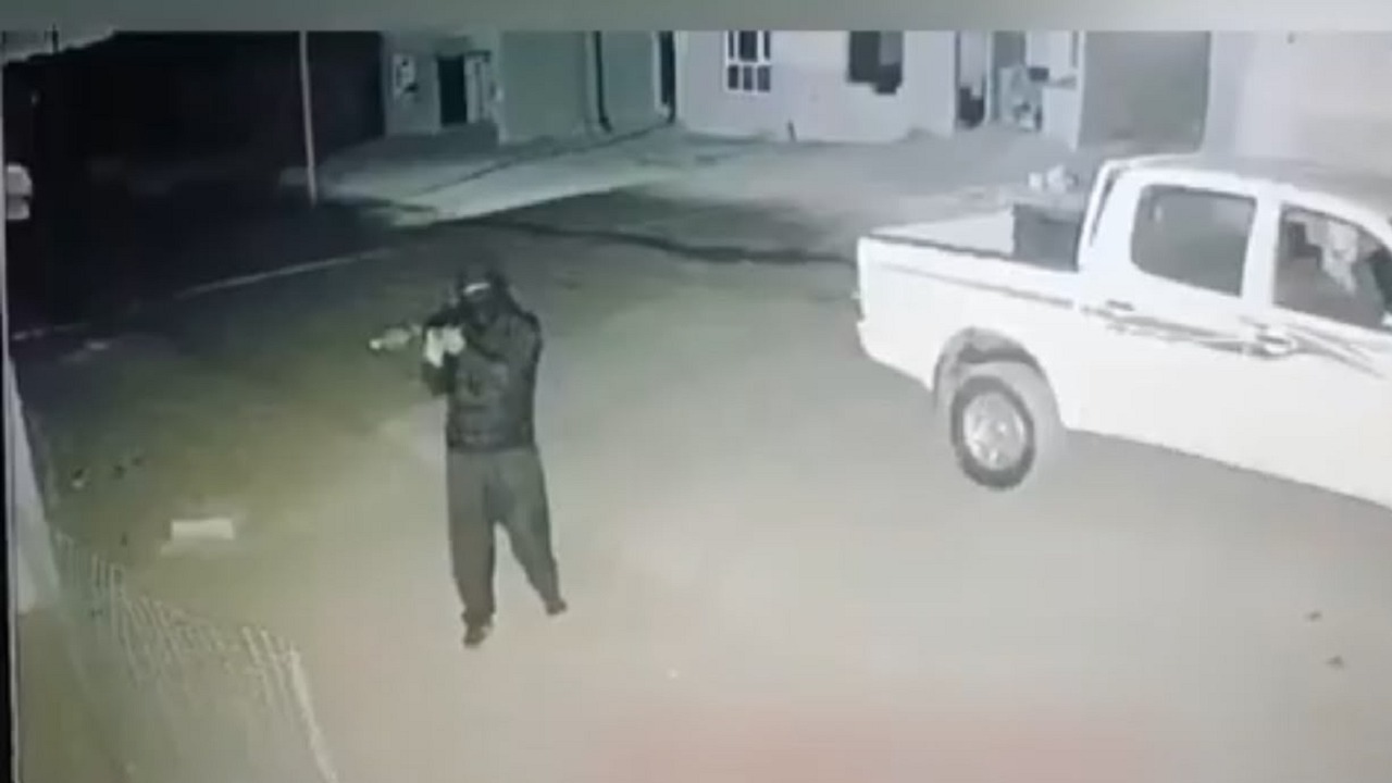 هجوم مرعب بقاذفة RPG.. ملثم يستهدف منزلا شمالي كركوك ويلوذ بالفرار.. فيديو