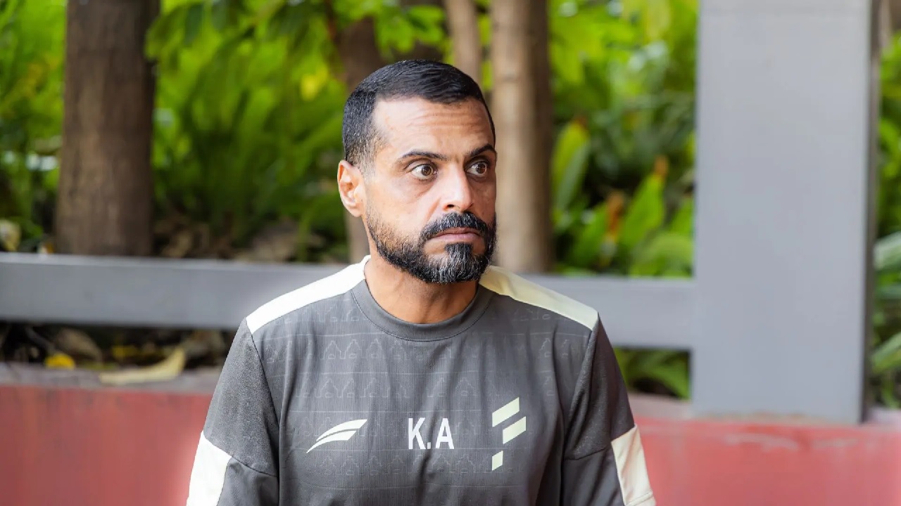 خالد العطوي يطالب إدارة الفتح بمستحقاته كاملة قبل الإقالة