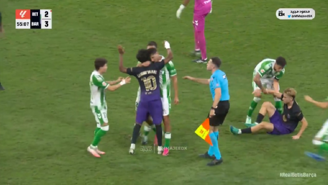 طرد لاعب ريال بيتيس بعد اعتدائه على لامين يامال ..فيديو