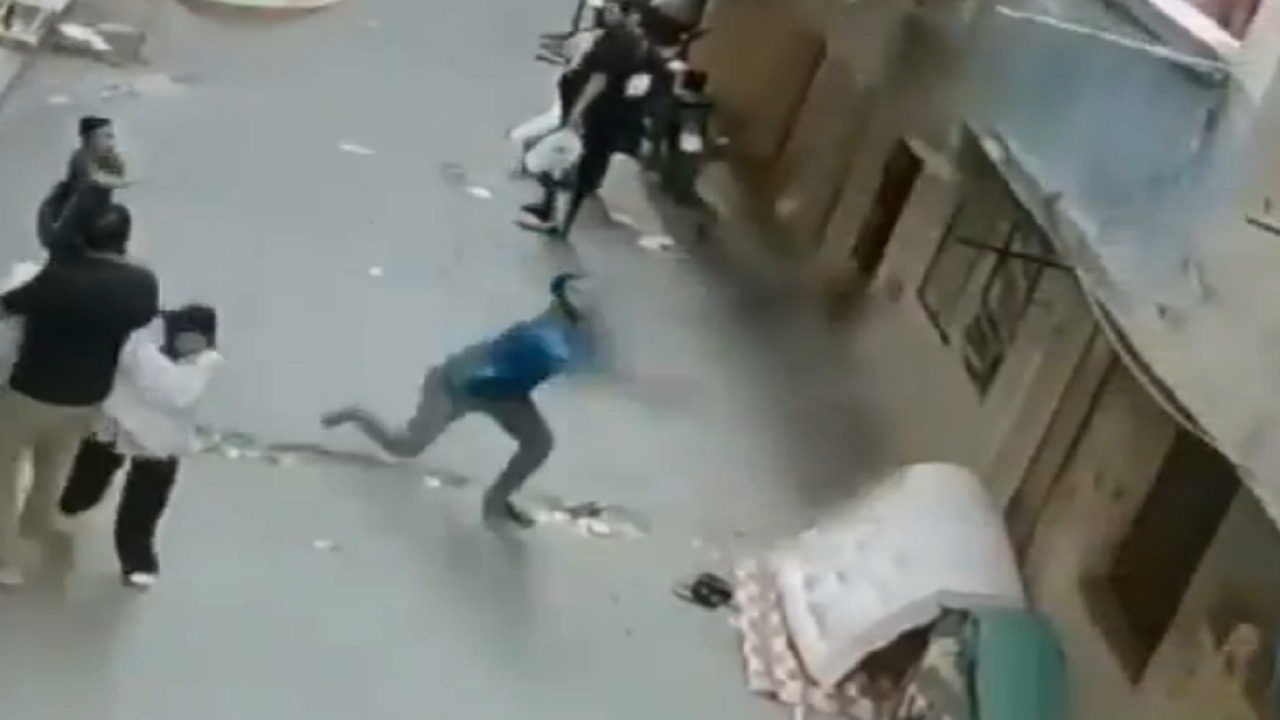 في مشهد بطولي حبس الأنفاس.. العناية الإلهية تدفع شابا لإنقاذ طفل سقط من النافذة.. فيديو