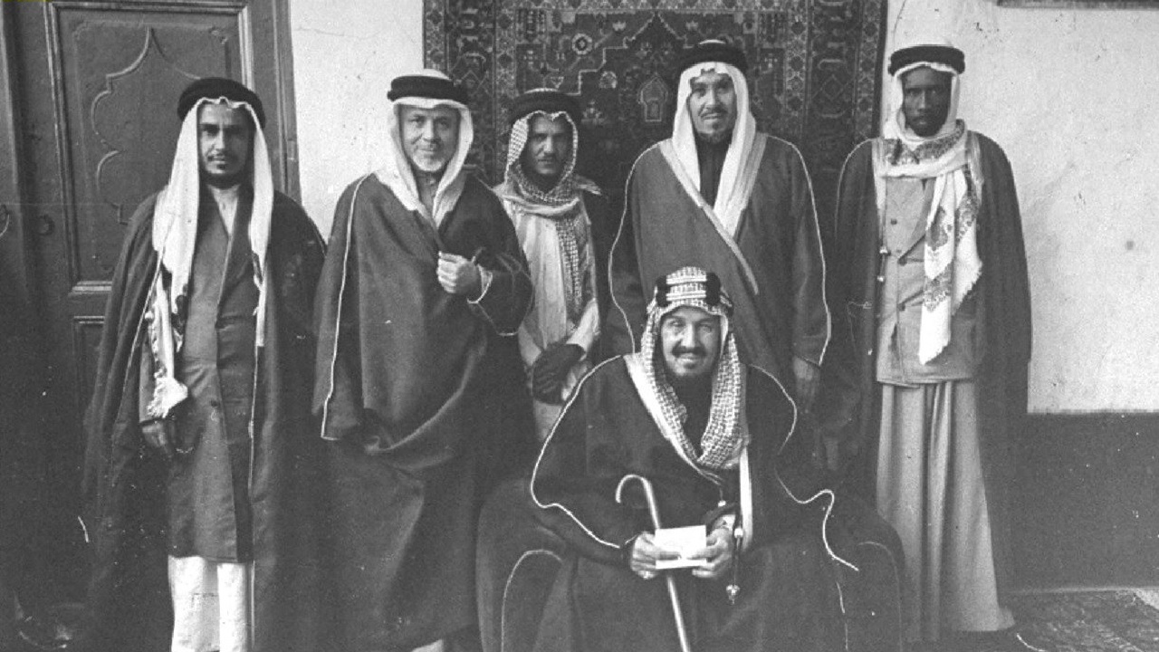 لقطة تاريخية تجمع الملك عبدالعزيز بعدد من رجاله ومستشاريه عام 1942م .. صورة