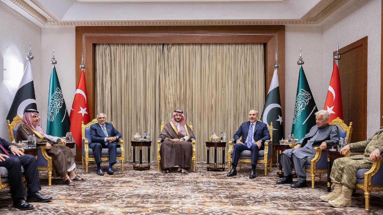 حلف مكة الدفاعي يقرر تنفيذ التزامات الدفاع المشترك وتعزيز الجاهزية العسكرية