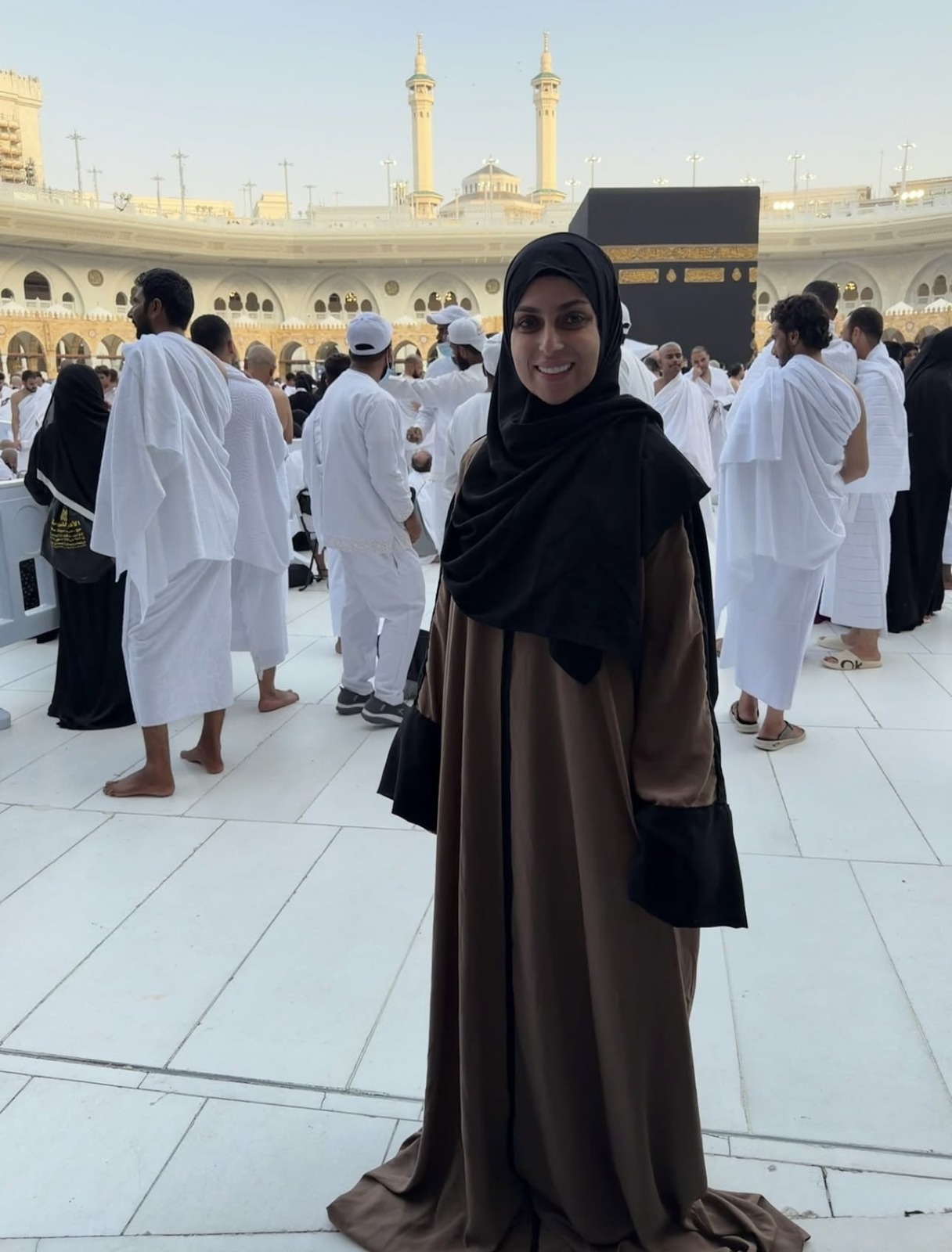 الفنانة إسراء عبد الفتاح تؤدي مناسك العمرة برفقة شقيقتها.. صور