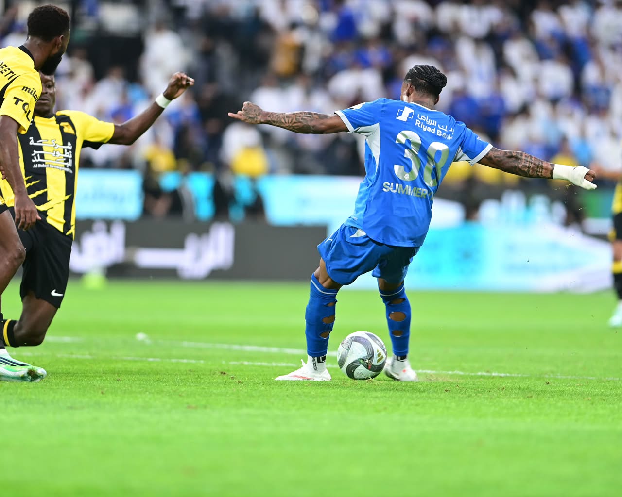 الهلال يحسم الكلاسيكو بثلاثية في مرمى العميد..صور