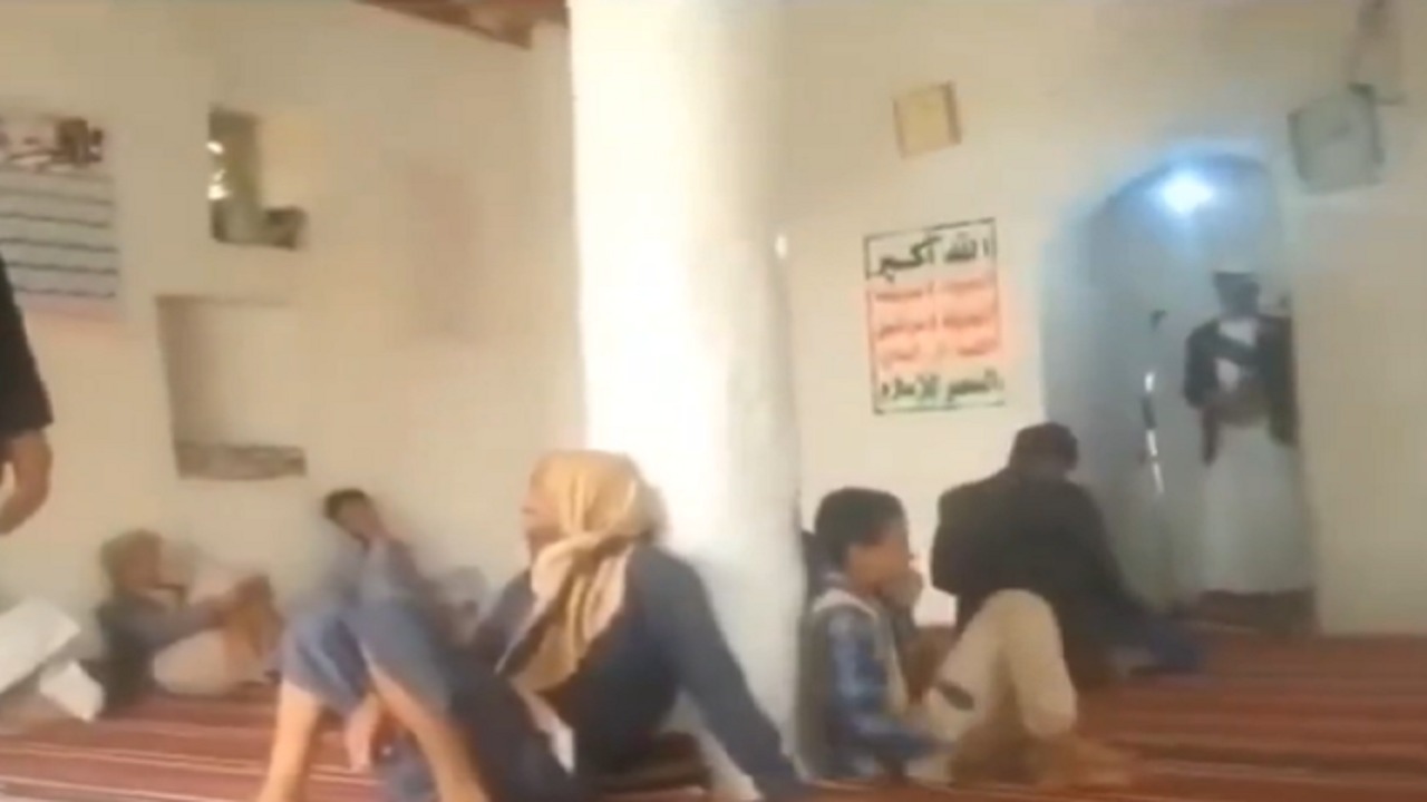 عبث وتسييس المنابر وعزوف المصلين.يفرغ بيوت الله في اليمن بسبب الحوثي .. فيديو