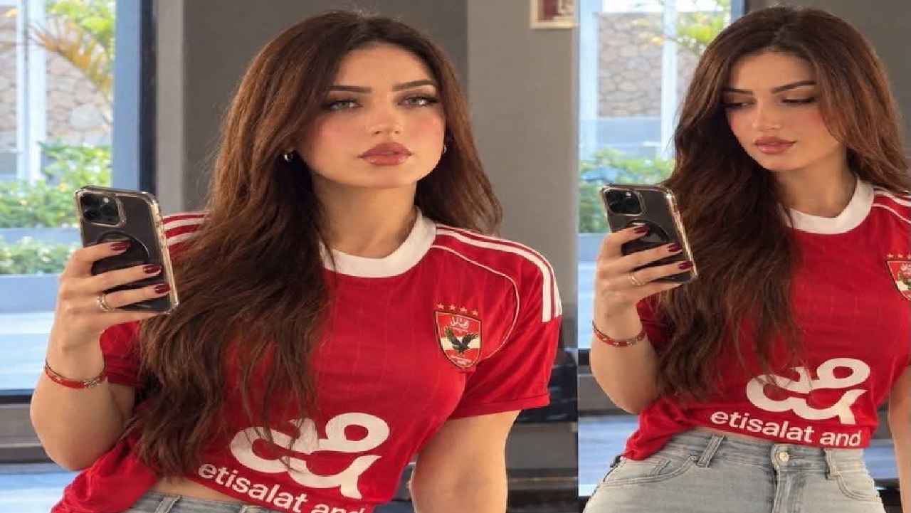 ياسمين عز تخطف الأنظار بتشجيع الأهلي أمام الزمالك مرتدية قميص المارد الأحمر.. فيديو وصور