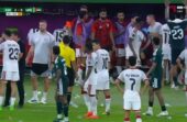 الظنحاني يطرد بالبطاقة الحمراء بعد دفعه الحكم المساعد.. فيديو