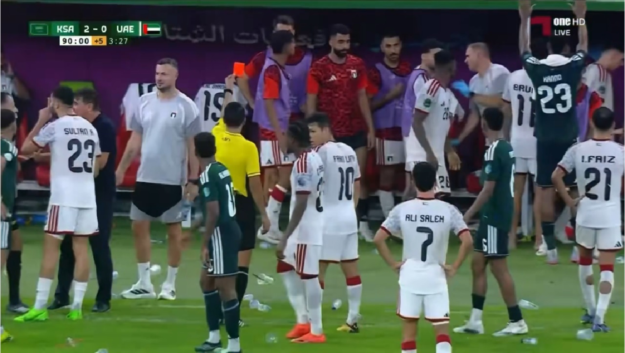 الظنحاني يطرد بالبطاقة الحمراء بعد دفعه الحكم المساعد.. فيديو