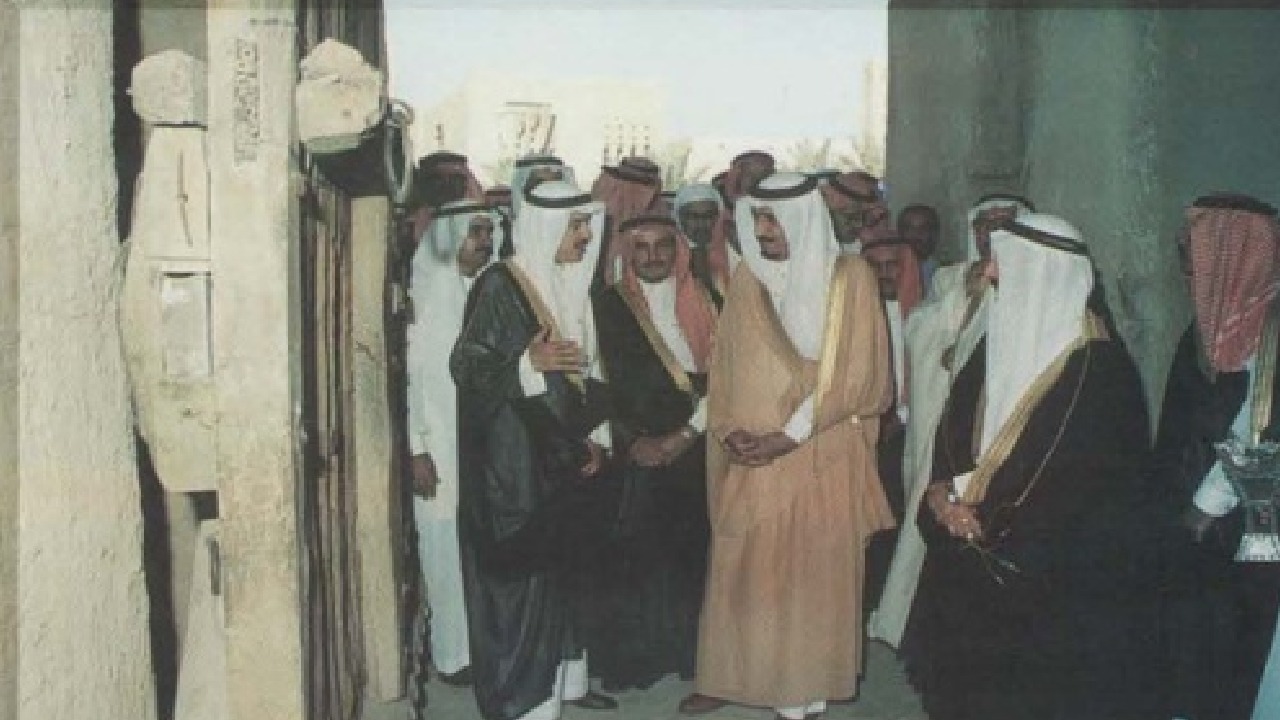 صورة تاريخية للملك سلمان بن عبدالعزيز خلال افتتاحه متحف المصمك