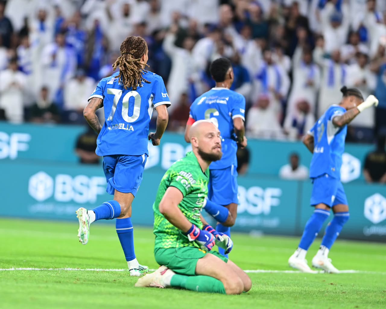 الهلال يحسم الكلاسيكو بثلاثية في مرمى العميد..صور