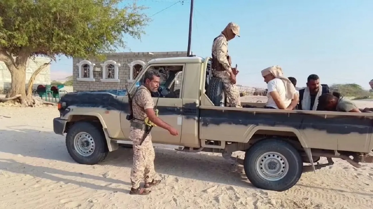 وزير الإعلام اليمني: ضبط خلية حوثية من 13 عنصر وشحنة أسلحة بشبوة ..صور