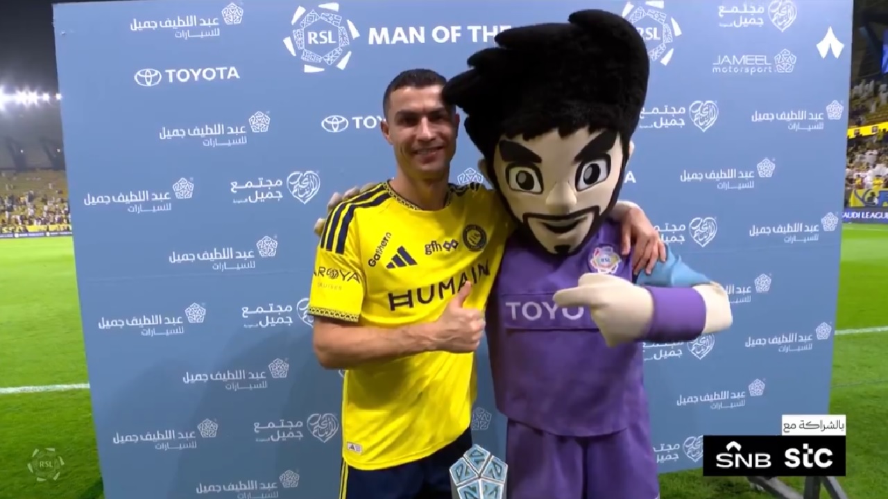 رونالدو يحصد جائزة رجل مباراة النصر والخلود ..فيديو