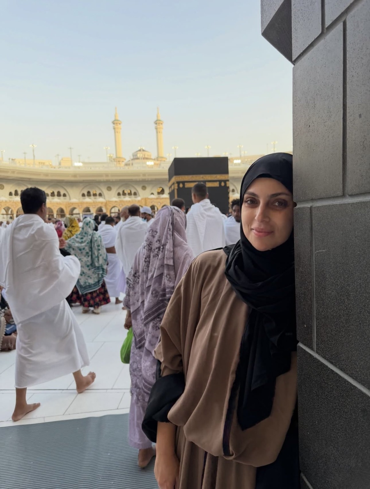 الفنانة إسراء عبد الفتاح تؤدي مناسك العمرة برفقة شقيقتها.. صور
