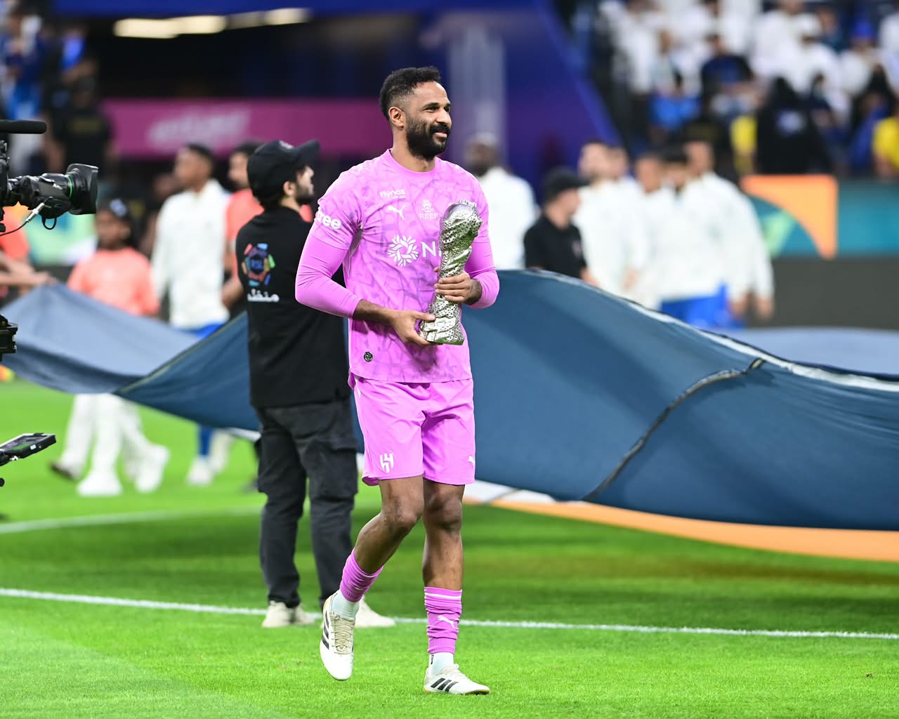 ممر شرفي من لاعبي الهلال والاتحاد ودخول العويس بلقب كأس الخليج.. فيديو وصور