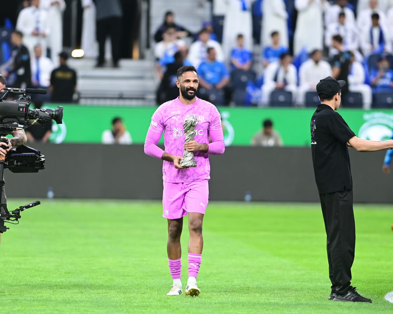 ممر شرفي من لاعبي الهلال والاتحاد ودخول العويس بلقب كأس الخليج.. فيديو وصور