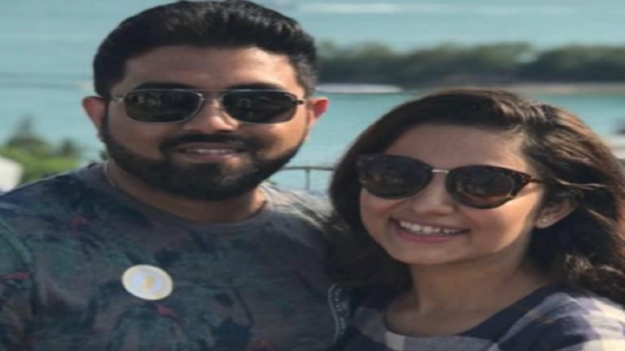 “حتى لا يسترجع المشهد”.. زوجة طيار رحلة “فلاي دبي” تكشف كواليس التعامل العائلي عقب الهجوم.. فيديو
