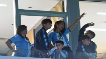 أنتونيلا تتفاعل مع الأهازيج الخاصة بـ ميسي