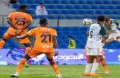 حكم دولي: إنذار لاعب الفيحاء للتهور في الدقيقة 19 صحيح.. فيديو