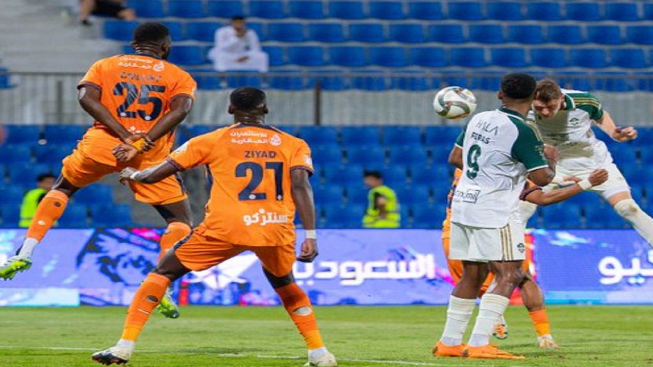 حكم دولي: إنذار لاعب الفيحاء للتهور في الدقيقة 19 صحيح.. فيديو