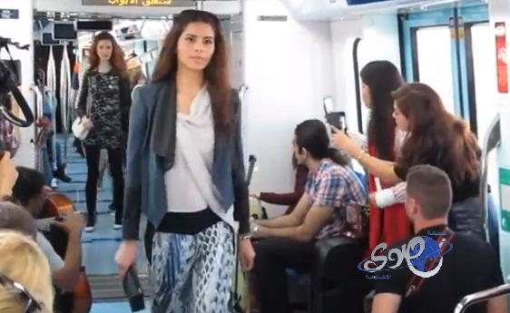 بالفيديو..عروض للأزياء والموضة على قطارات مترو دبي