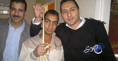 طالب مصري يصطحب ثعبان معه في لجنة الامتحان