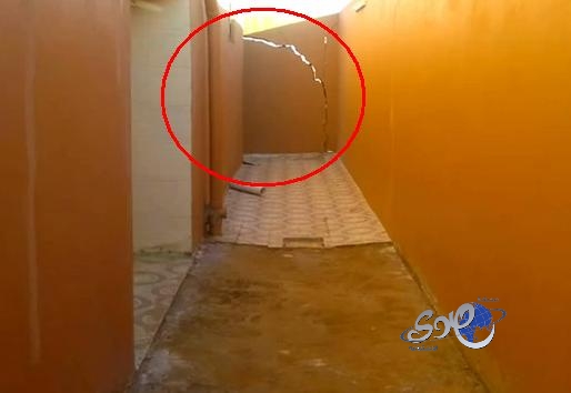 بالفيديو..تعرض منزل مواطن للتشقق و سقوط الجدران بسبب الأمطار بتبوك