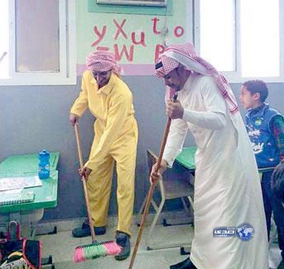معلم يرتدي زيا عماليا ويشارك في نظافة مدرسته