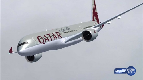 صيانة طائرة قطرية بعد هبوطها اضطراريا بمطار الملك فهد الدولي بالدمام