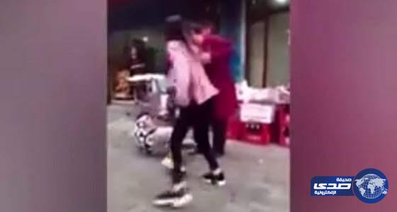بالفيديو..لحظة انتقام شابة من زوجها لرفضه شراء فاكهة