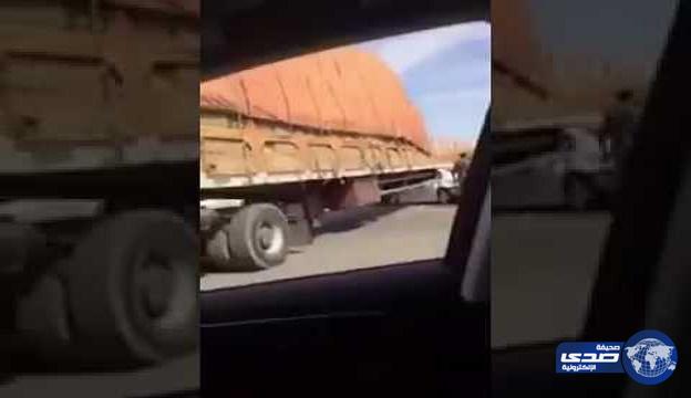 بالفيديو.. حادث مروع لسيارة كامري بعد تسابق صاحبها مع شاحنة أعلاف