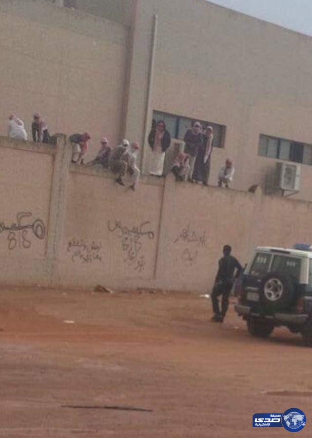 بالصور .. الأمن يتابع إحدى مدارس تبوك لإيقاف هروب الطلاب