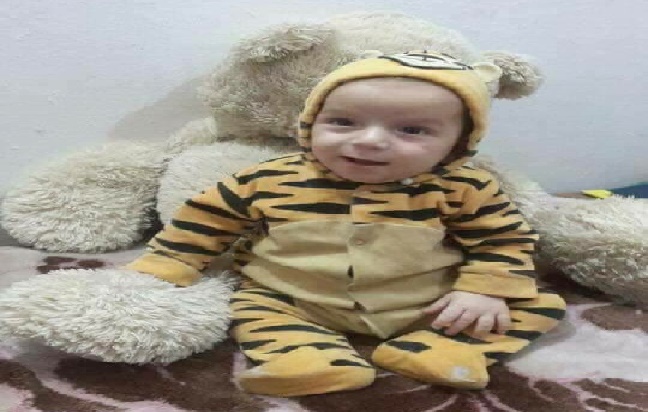 بالصور.. مصرع طفل سوري رضيع خوفاً ورعباً من أصوات قصف طائرات النظام
