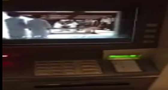 بالفيديو: مواطنون يوثقون إستيلاء اللصوص على أموال عملاء البنوك فى جدة